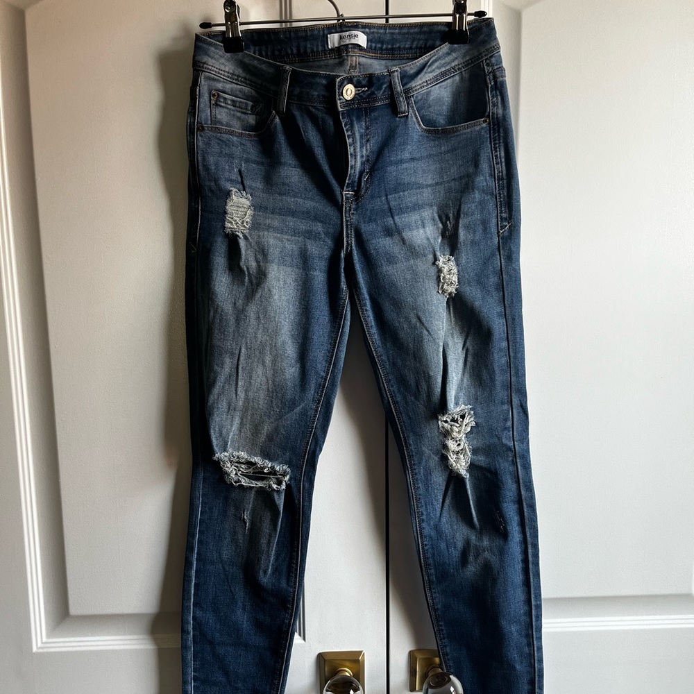 Stylish like new Kensie jeans with accent features.
